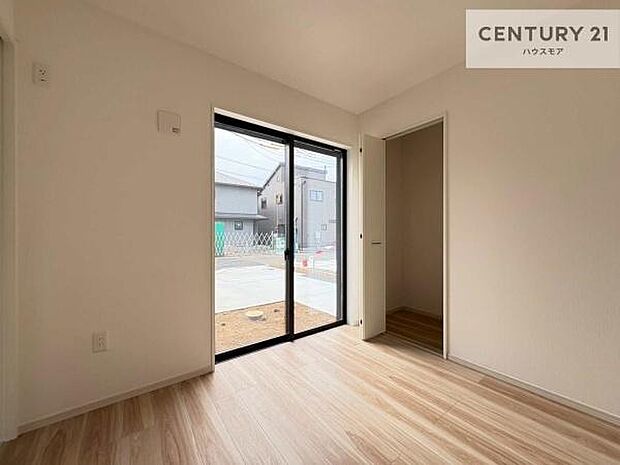 リビングと隣接した洋室です！家事の休憩スペースやキッズスペースとして活用するのもよさそうですね！