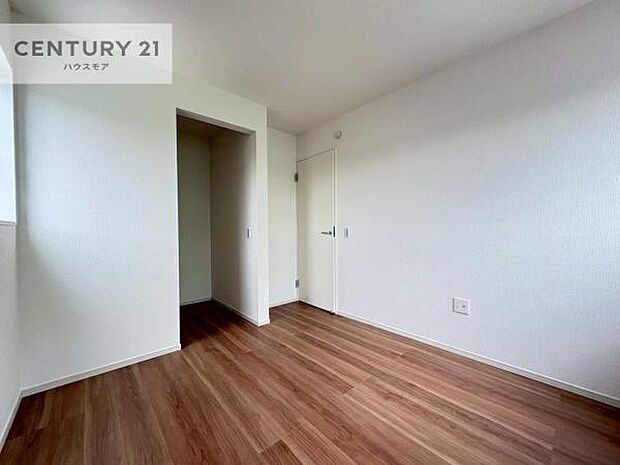 掃き出し窓がないお部屋は、お子様のお部屋としても安心です！収納スペースも充実しているので散らかったお部屋をサッと片付けられます！