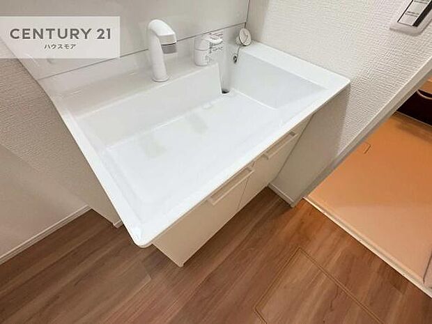 深い洗面台ボウルは、水が跳ねにくいのでお手入れが楽々！清潔感が保てます！キレイな洗面所で自分磨きのモチベーションが上がりますね！