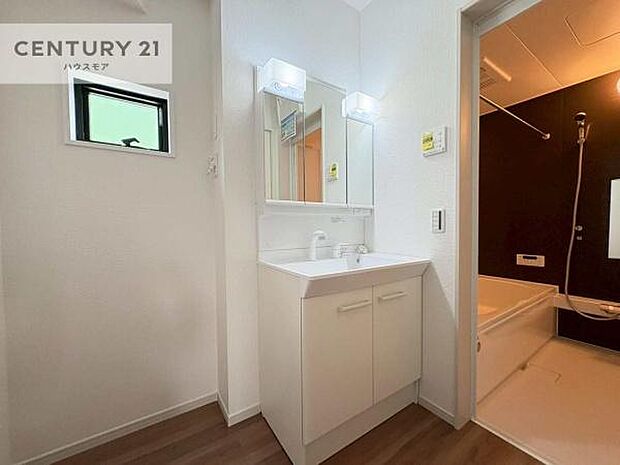 小窓付きの明るい洗面室です!湿気もすぐに入れ替えができて清潔に保つことができます!自然光が差し込むのでお化粧の仕上がりも良くなりますね!