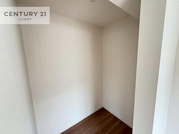 ウォークインクローゼット付きです。たくさんのお洋服などを収納しておけそうですね!他にも扇風機や加湿器など季節物の大きな家電も収納できます。