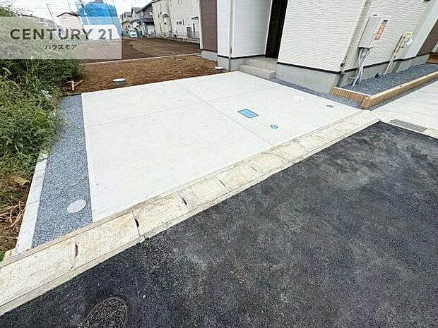 駐車スペースは2台分あります!セカンドカーはもちろん、バイクや自転車なども置き場所に困りません。