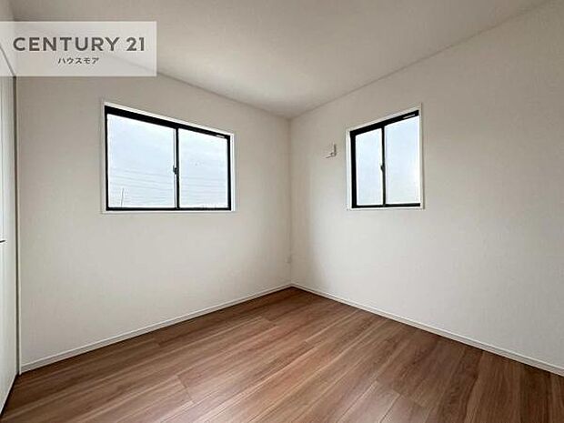 2面採光を確保した明るい室内は、風通しも良く、明るく大変居心地の良い空間となっております。リラックスして過ごせる心地の良いお部屋です!朝の目覚めがスッキリしますね!