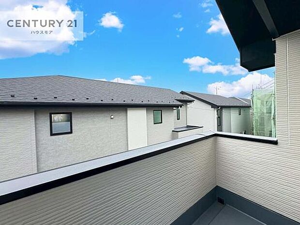 落ち着きある住宅街です!周囲には高い建物がなく、空が広く開放感があり、陽当たりを大きく遮られることもありません!気持ちの良い風が通り抜ける街並みです!