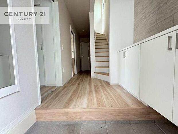 疲れて帰ってきても、ただいま!を言いたくなる、優しく迎え入れてくれる空間になっています。明るく温もり溢れる玄関です!