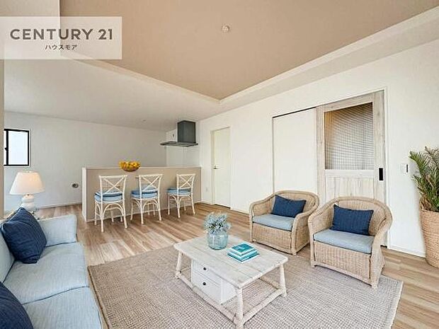 家具はCGパースです。心地良いリビングは家族が自然と集まります。家族団欒の時間が増えそうです。ご家族と、より一層充実した時間を過ごせそうですね。明るく開放的な空間です。