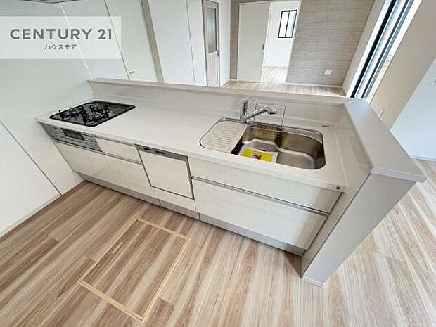 大人気の対面式システムキッチンを採用しています！ご家族のコミュニケーションが自然と増える設計です。お子様にも目が届くので嬉しいですね。収納力もあります！