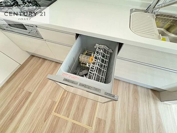 食洗機付き！忙しい時や冬場は手荒れ防止として大活躍します！ビルトイン仕様なので、場所も取らず調理スペースも広く使えて手際よく作業が出来ます！