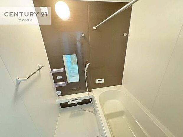 落ち着きある大人の雰囲気のバスルームは、味が出ていてバスタイムが充実!お仕事頑張っているご褒美にお好みの匂いの入浴剤を入れて、楽しんでみてはいかがでしょうか?