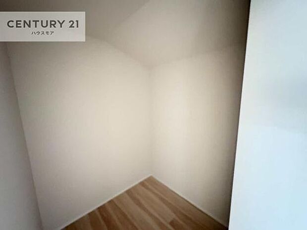 ウォークインクローゼット付きです。たくさんのお洋服などを収納しておけそうですね！他にも扇風機や加湿器など季節物の大きな家電も収納できます。