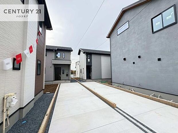 駐車スペースは2台分あります!セカンドカーはもちろん、バイクや自転車なども置き場所に困りません。