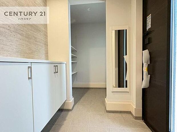 シューズインクローク付きです!シューズだけでなくベビーカーや折り畳み自転車、アウトドア用品もスッキリと片付けられます!