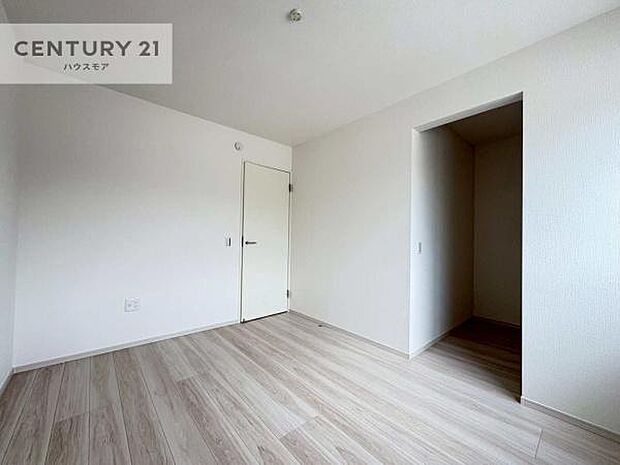 掃き出し窓がないお部屋は、お子様のお部屋としても安心です!収納スペースも充実しているので散らかったお部屋をサッと片付けられます!