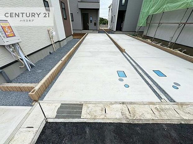 駐車スペースは2台分あります!セカンドカーはもちろん、バイクや自転車なども置き場所に困りません。