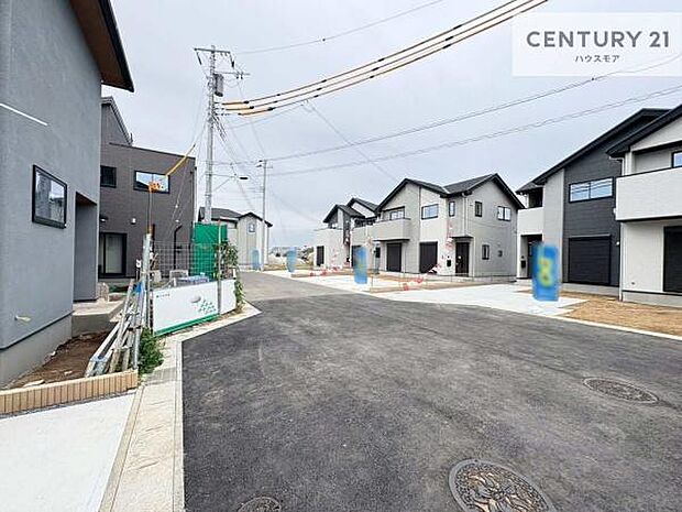 前面道路6m!陽当り良好な立地です。車庫入れが苦手な方も安心ですね。
