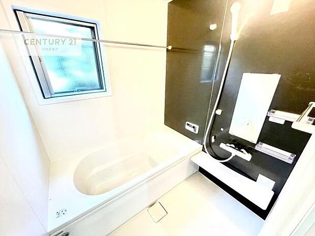 落ち着きある大人の雰囲気のバスルームは、味が出ていてバスタイムが充実!お仕事頑張っているご褒美にお好みの匂いの入浴剤を入れて、楽しんでみてはいかがでしょうか?