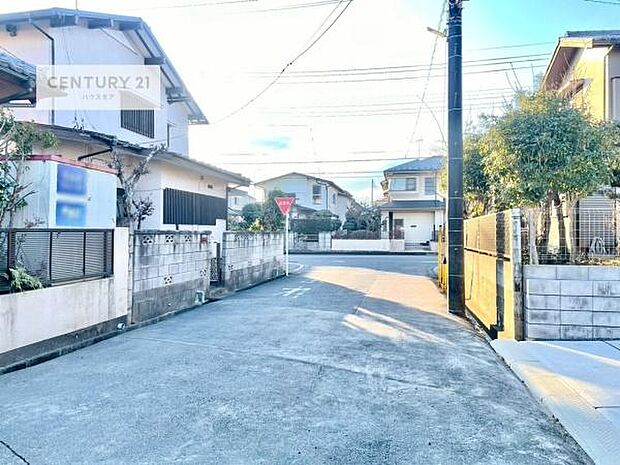 前面道路は6m!陽当り良好な立地です。車庫入れが苦手な方も安心ですね。