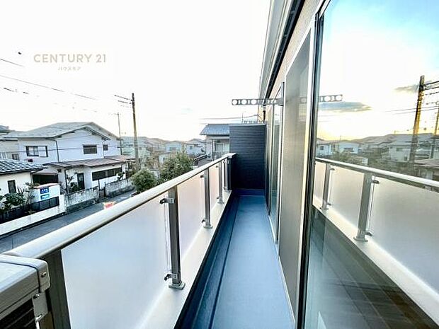 広々としたバルコニーで一日の始まりをスタート!お洗濯ものをたっぷり気持ちよく干せます!