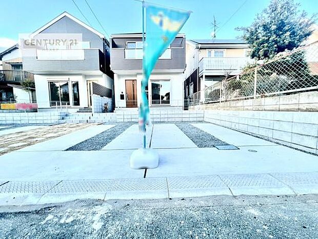 駐車スペースは2台分あります!セカンドカーはもちろん、バイクや自転車なども置き場所に困りません。