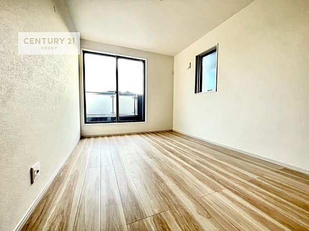 2面採光を確保した明るい室内は、風通しも良く、明るく大変居心地の良い空間となっております。リラックスして過ごせる心地の良いお部屋です!朝の目覚めがスッキリしますね!