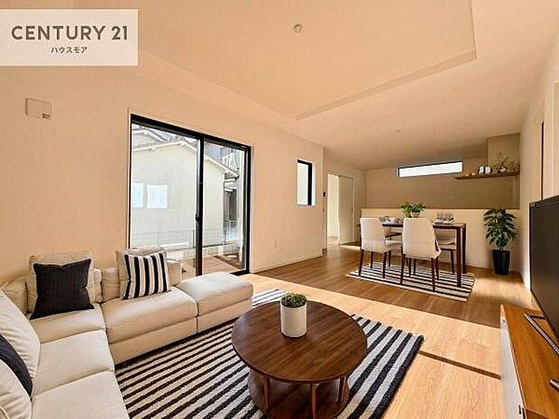 家具はCGパースです。開放感のある広々LDK!ソファーやダイニングテーブルを置いても窮屈にならないので快適に過ごせます!コミュニケーションが取りやすいリビングです!