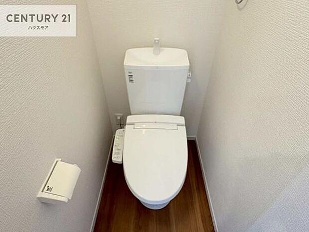 1・2階にトイレがございます!朝の忙しい時間帯も待たずにすみそうですね。白を基調とした清潔感のあるトイレでお手入れがしやすいです!