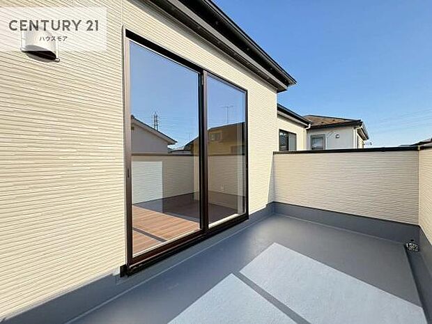 広々としているバルコニーです!お洗濯物を干すのはもちろん風に当たりながらくつろぎタイムが送れます!