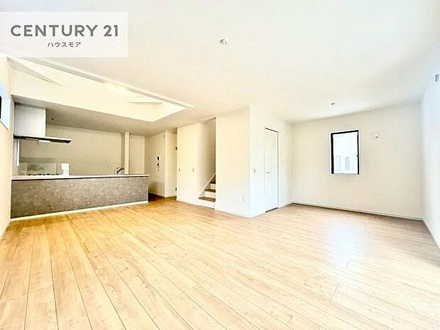 リビング全体が見渡せる対面キッチンなので、お子様の様子を見守りながら作業ができる子育てがしやすい安心な間取です!