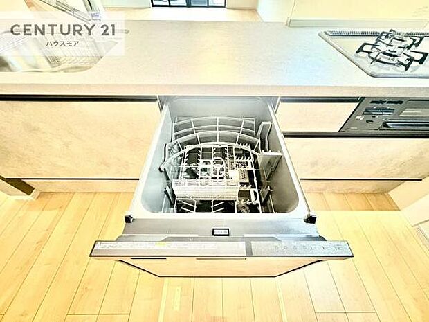 食洗機付き!忙しい時や冬場は手荒れ防止として大活躍します!ビルトイン仕様なので、場所も取らず調理スペースも広く使えて手際よく作業が出来ます!