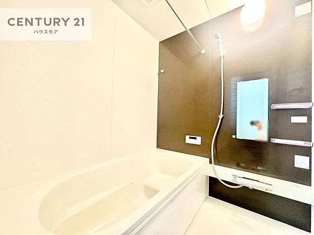 落ち着きある大人の雰囲気のバスルームは、味が出ていてバスタイムが充実!お仕事頑張っているご褒美にお好みの匂いの入浴剤を入れて、楽しんでみてはいかがでしょうか?