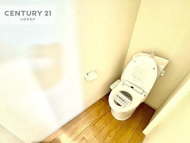 1・2階にトイレがございます!朝の忙しい時間帯も待たずにすみそうですね。白を基調とした清潔感のあるトイレでお手入れがしやすいです!