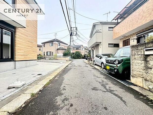 前面道路は4m!陽当り良好な立地です。車庫入れが苦手な方も安心ですね。