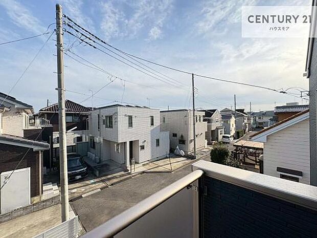 落ち着きある住宅街です!周囲には高い建物がなく、空が広く開放感があり、陽当たりを大きく遮られることもありません!気持ちの良い風が通り抜ける街並みです!