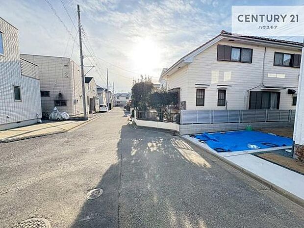 前面道路は4.5m!陽当り良好な立地です。車庫入れが苦手な方も安心ですね。