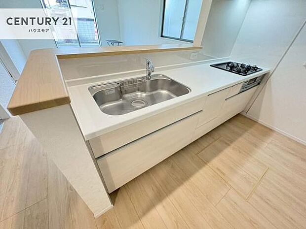 大人気の対面式システムキッチンを採用しています!ご家族のコミュニケーションが自然と増える設計です。お子様にも目が届くので嬉しいですね!広々使えて快適で作業が進みます。