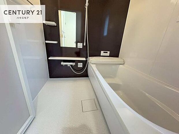 落ち着きある大人の雰囲気のバスルームは、味が出ていてバスタイムが充実!お仕事頑張っているご褒美にお好みの匂いの入浴剤を入れて、楽しんでみてはいかがでしょうか?