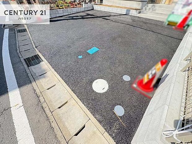 駐車スペースは2台分あります!セカンドカーはもちろん、バイクや自転車なども置き場所に困りません。