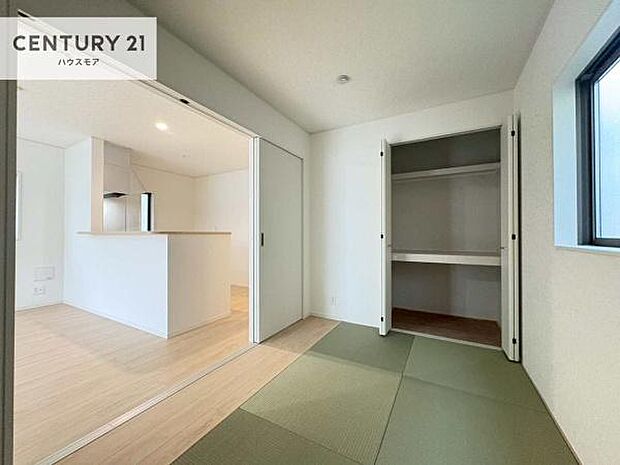 リビングと隣接した畳コーナーです!家事の休憩スペースやキッズスペースとして活用するのもよさそうですね!明るく温もりを感じられます!