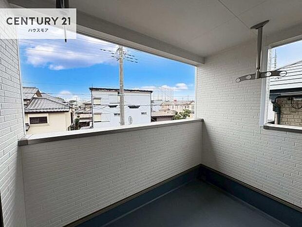 晴れた日には青い空を見渡せる開放的な時間を楽しめます。気持ちの良い風が通り抜ける街並みです!