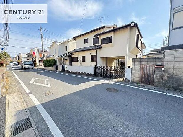 前面道路は6.5m、明るく開放感のある立地です。車庫入れが苦手な方も安心ですね。