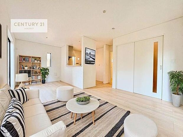 家具はCGパースです。開放感のある広々LDK！ソファーやダイニングテーブルを置いても窮屈にならないので快適に過ごせます！コミュニケーションが取りやすいリビングです！