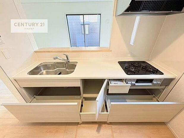 収納スペースが豊富で、調理スペースがスッキリと片付きひろ~く活用できます!快適に作業ができます!毎日の料理が捗ります!