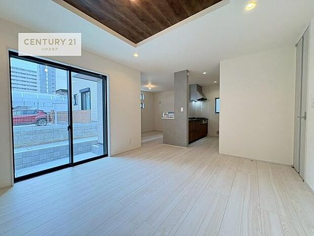 大きな窓からたっぷりの陽ざしが入る明るいリビング。開放感のあるリビングで家族団らんのくつろぎの時間を過ごせます!ご見学可能です!是非現地で陽当たりなどご体感くださいませ!