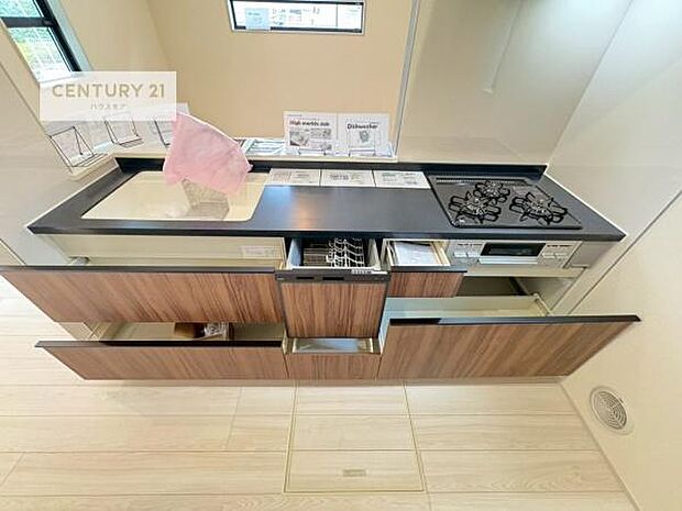 収納スペースが豊富で、調理スペースがスッキリと片付きひろ~く活用できます!快適に作業ができます!毎日の料理が捗ります!