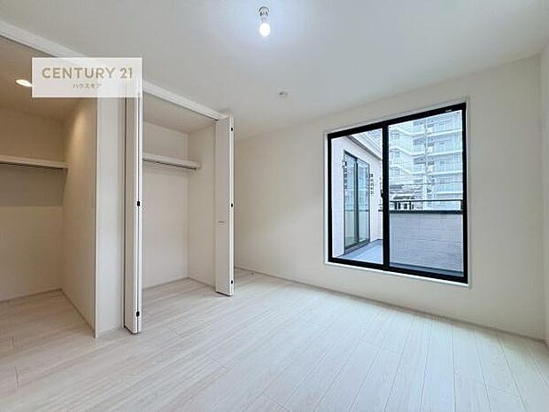 バルコニーに面している洋室です。明るく温もりがあり、換気もしっかりできます!朝起きて、外に出て背伸びをしつつ深呼吸をし良い朝を迎え入れることができます。