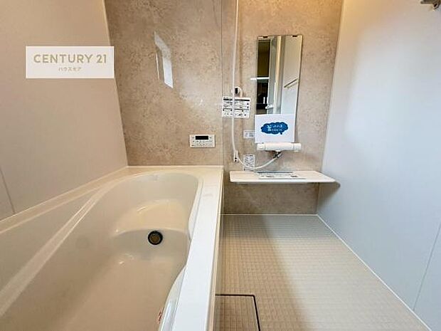 落ち着きある大人の雰囲気のバスルームは、味が出ていてバスタイムが充実!お仕事頑張っているご褒美にお好みの香りの入浴剤を入れて、楽しんでみてはいかがでしょうか?