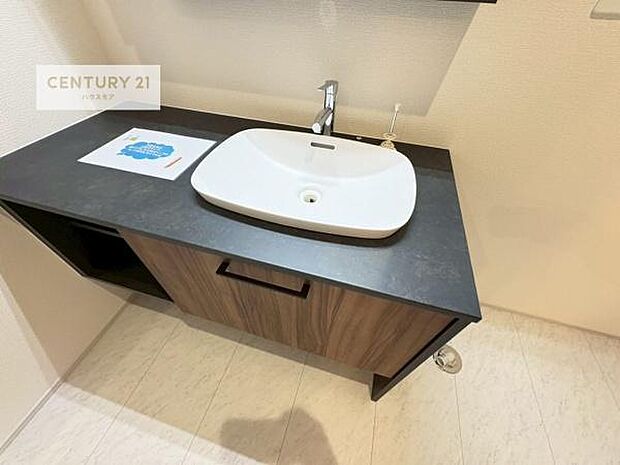 スタイリッシュなデザインの洗面台を採用。洗練された空間が、朝の準備や帰宅後の時間をより上質なものに演出します。