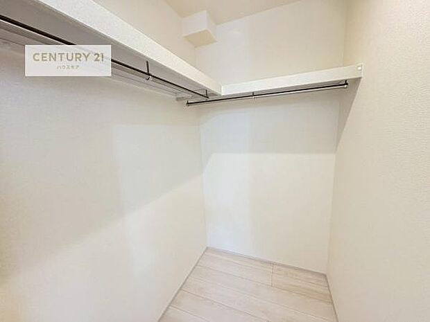 ウォークインクローゼット付きです。たくさんのお洋服などを収納しておけそうですね!他にも扇風機や加湿器など季節物の大きな家電も収納できます!