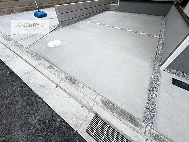 カースペース2台駐車可能。毎日の通勤やお買い物に便利で、来客時にもゆとりをもってお使いいただけます。