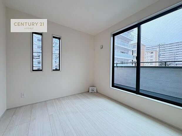 2面採光を確保した明るい室内は、風通しも良く、明るく大変居心地の良い空間となっております。リラックスして過ごせる心地の良いお部屋です!朝の目覚めがスッキリしますね。